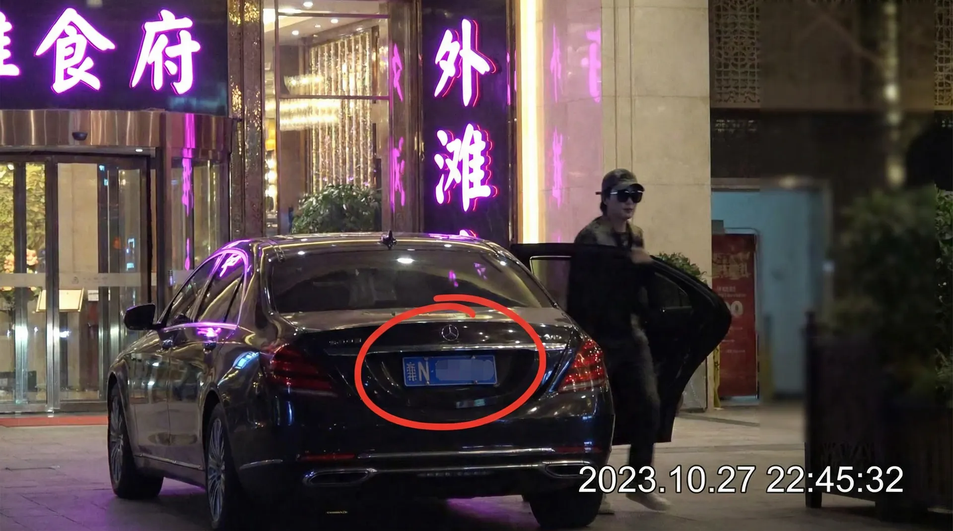 333体育 平台 - 豪车餐厅外被拍